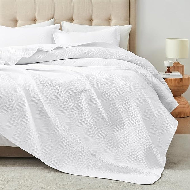 White Twin Quilt - Soft Geometric Lightweight Bedspread, All-Season Bedding Set, 2-Piece Coverlet (1 Quilt, 1 Pillow Sham)