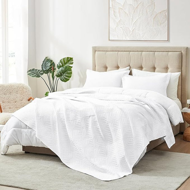 White Twin Quilt - Soft Geometric Lightweight Bedspread, All-Season Bedding Set, 2-Piece Coverlet (1 Quilt, 1 Pillow Sham)